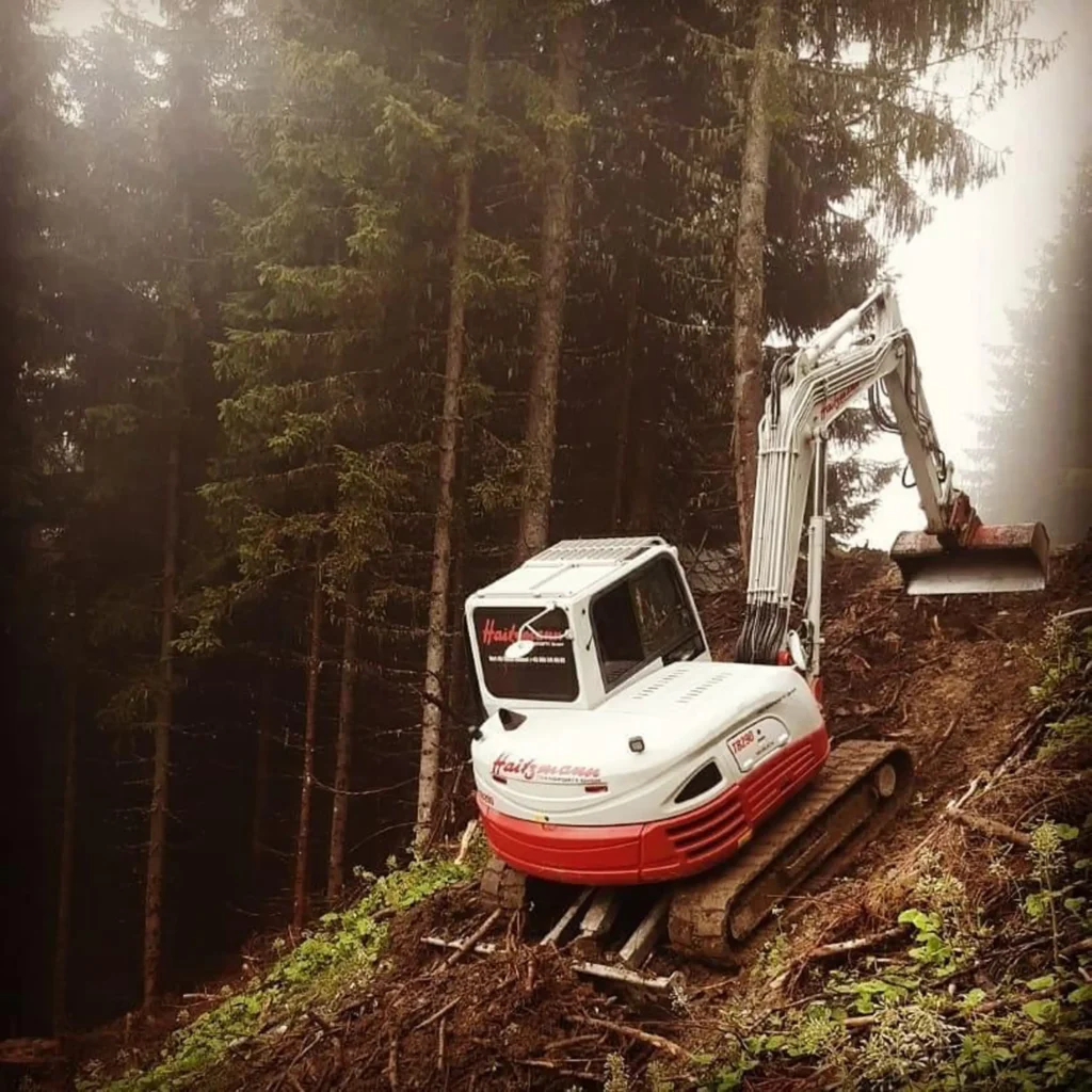 Kettenbagger von Haitzmann Transporte bei Erdarbeiten im steilen Waldhang in Kleinarl